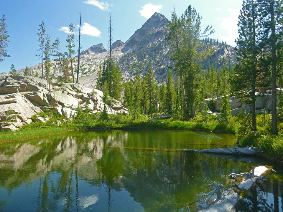 Sự tĩnh lặng của dãy núi Sawtooth ở Idaho