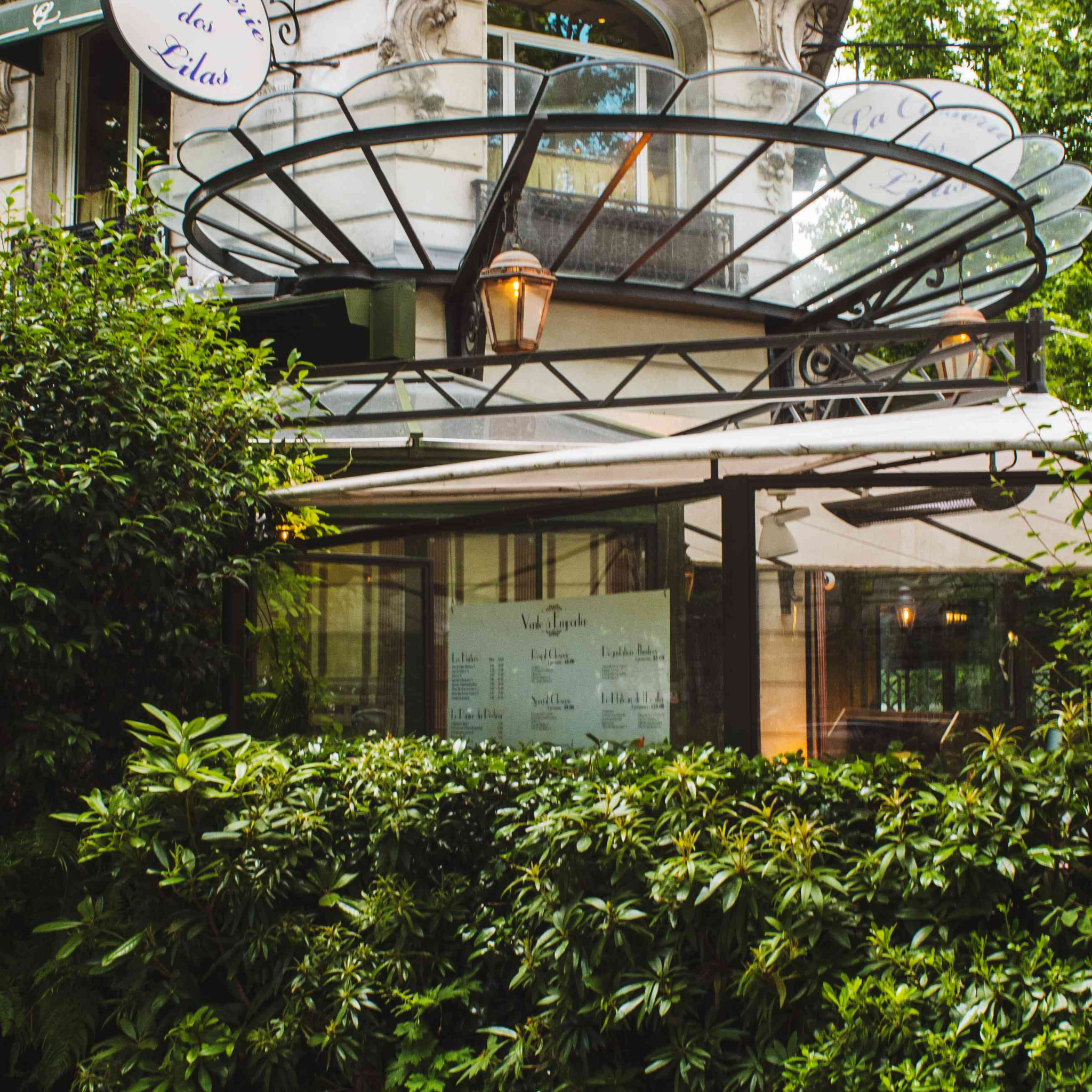 Đến với Paris bạn sẽ bắt gặp vô vàn những tiệm sách hay những địa điểm giúp bạn thỏa sức khám phá với ý tưởng của mình.