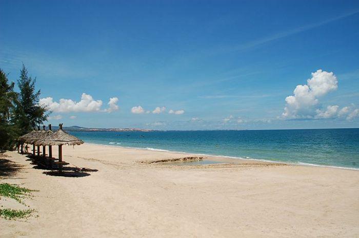 Mũi Né trầm lặng với màu nước biển xanh biết