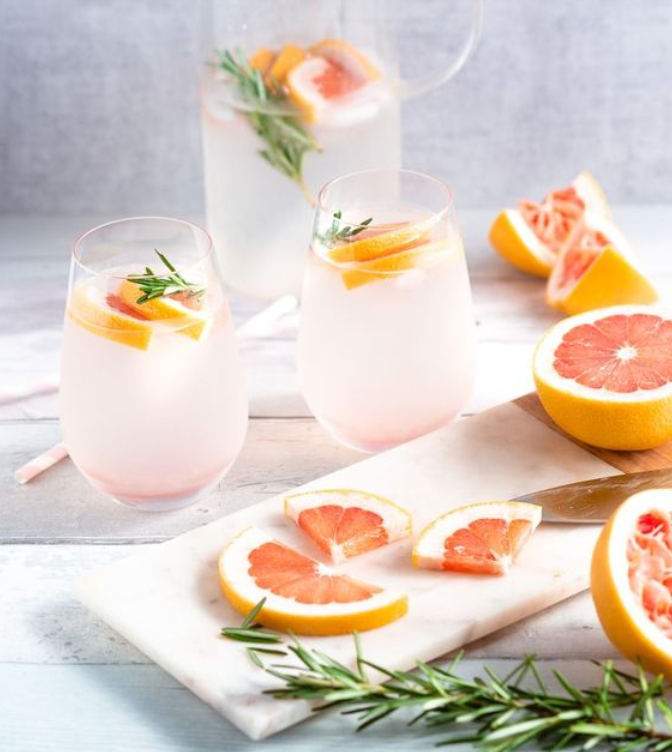 Ánh sáng khi được sử dụng chụp hình với đồ ăn trong bức ảnh này rất dịu và để tạo ra cảm giác “bật” đó nó được sử dụng dựa vào độ tương phản màu