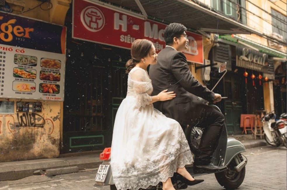 Cách tạo dáng “đi một vòng đừng hòng rời anh” trong phong cách chụp ảnh cổ điển