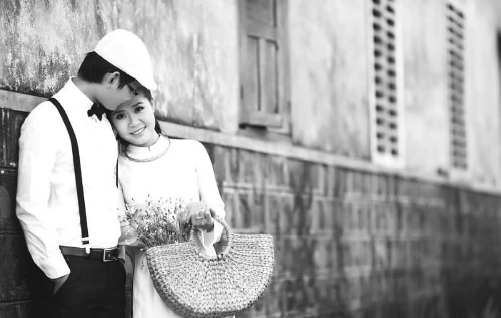 Lặng lẽ nép vào tim anh