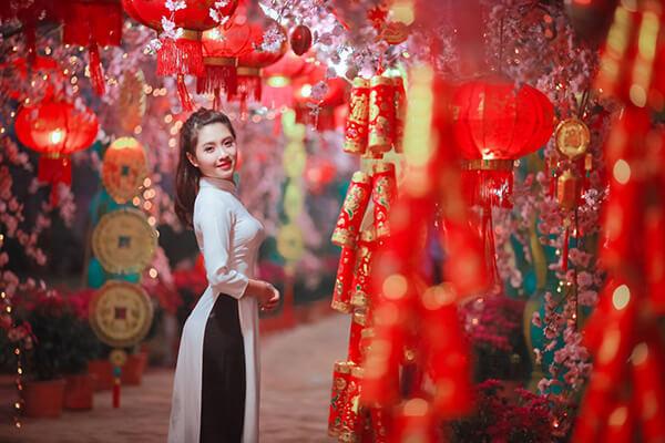 Tạo kiểu dáng đứng quyến rũ, thướt tha