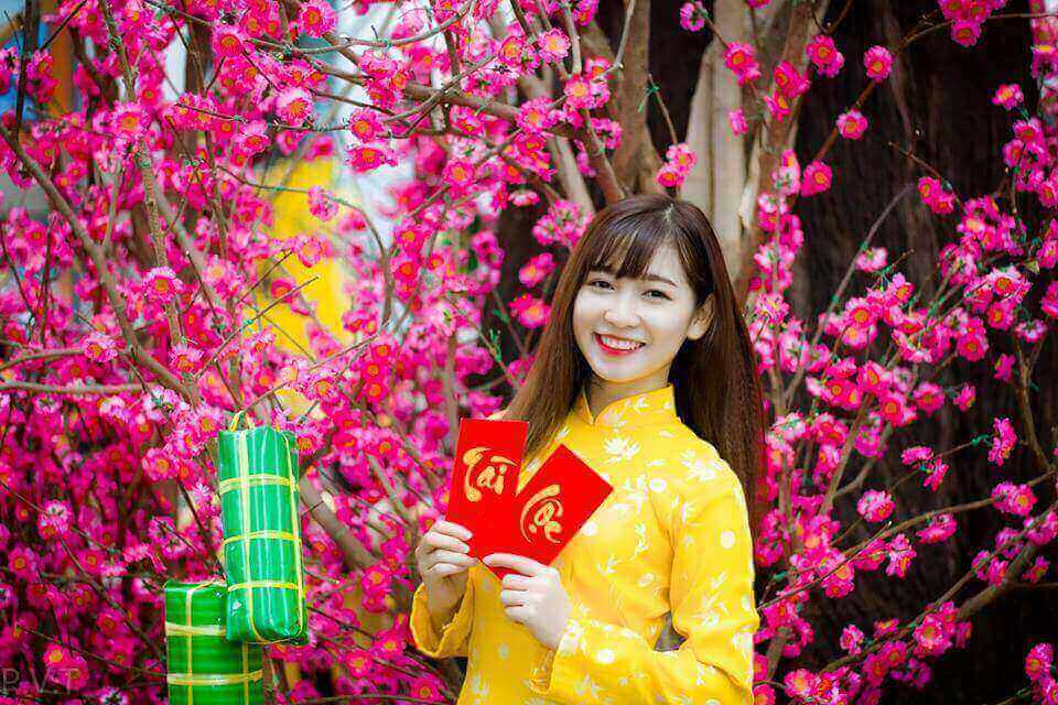Tạo dáng cùng phong bì lì xì đỏ may mắn