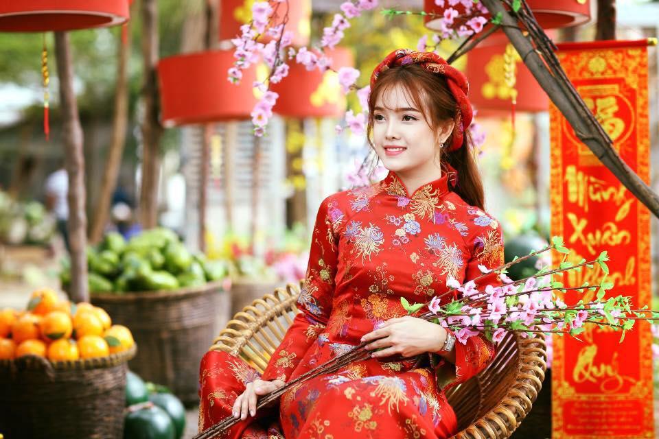 Tạo dáng cùng nhánh hoa đào xinh xắn