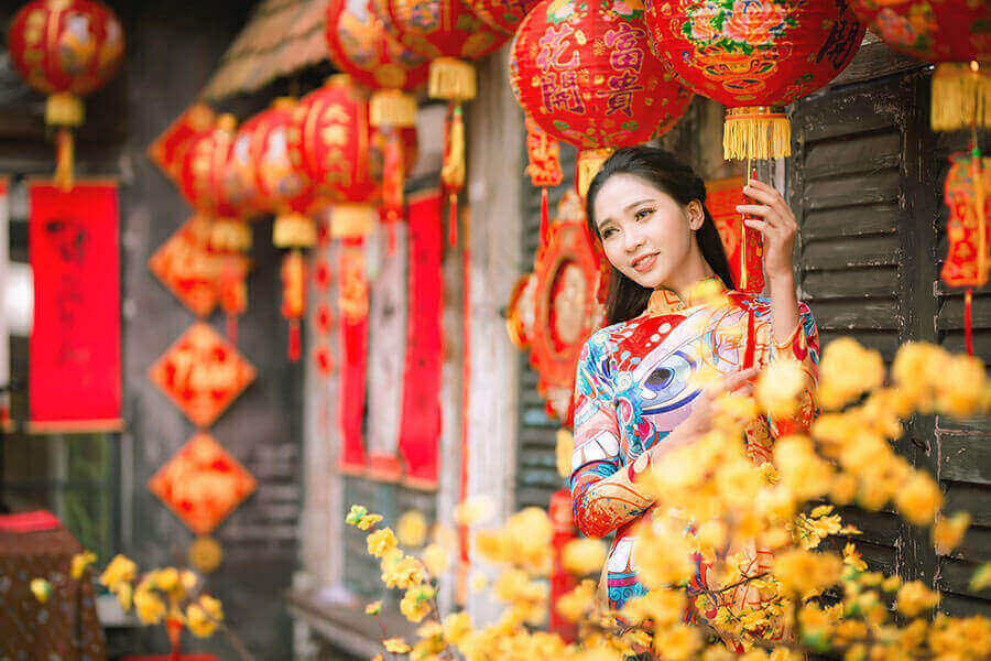 Tận dụng lồng đèn làm điểm tựa để tạo dáng tự nhiên