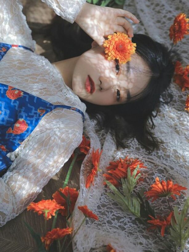 Nắng chiếu lung linh muôn hoa vàng