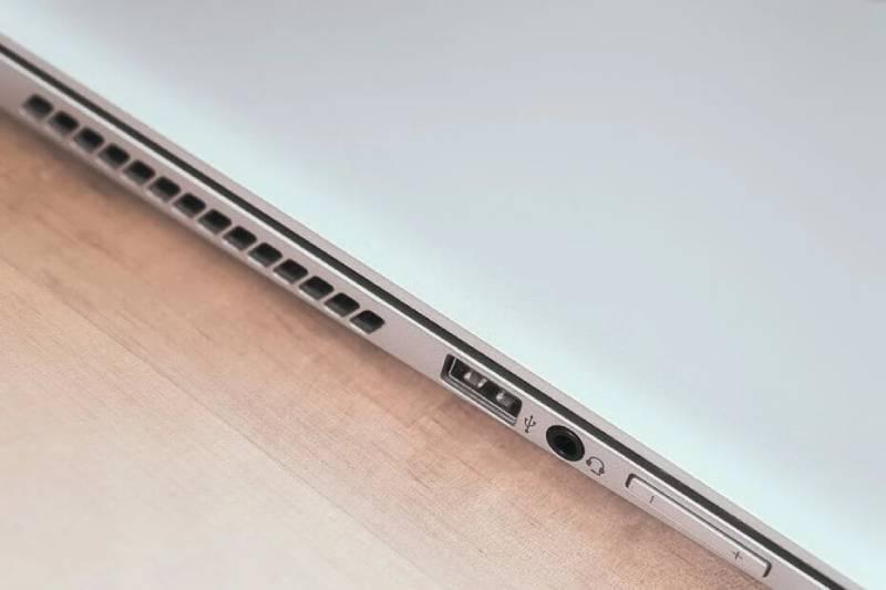 Tháo gỡ và kết nối chuột với cổng USB