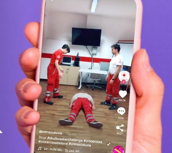 Thực hiện thử thách trên TikTok