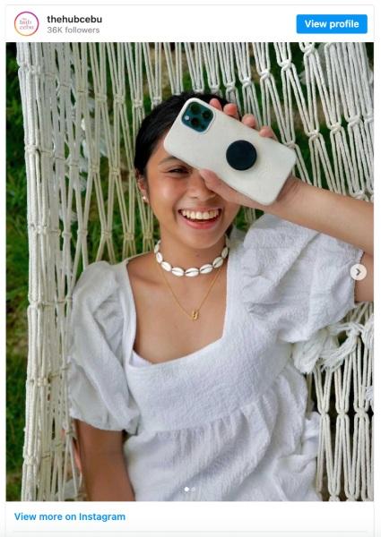 Chloe Ruiz bên cạnh chiếc ốp phân huỷ sinh học