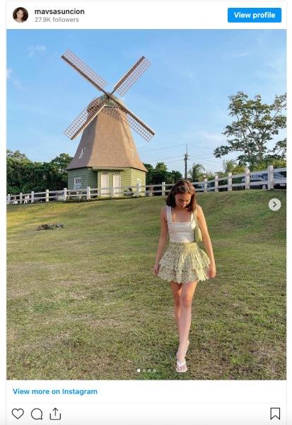 Influencer bắt trend với giày sandal gót thong