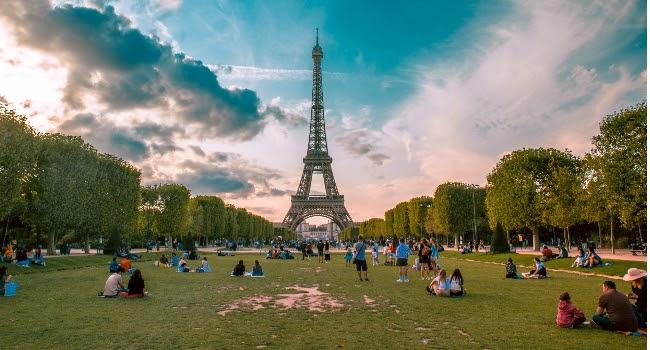 Liệu tháp Eiffel đang làm chủ thể hay là phông nền?