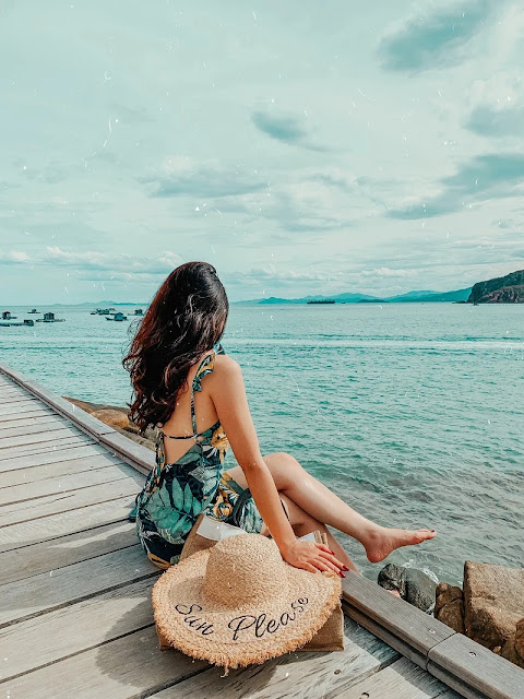 Tạo dáng chụp ảnh ngồi từ sau lưng