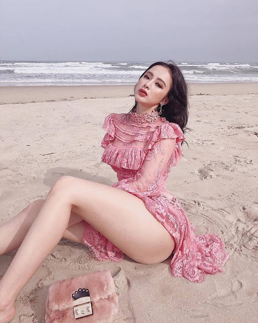 Váy có tà tạo điểm nhấn cho bức ảnh dáng ngồi