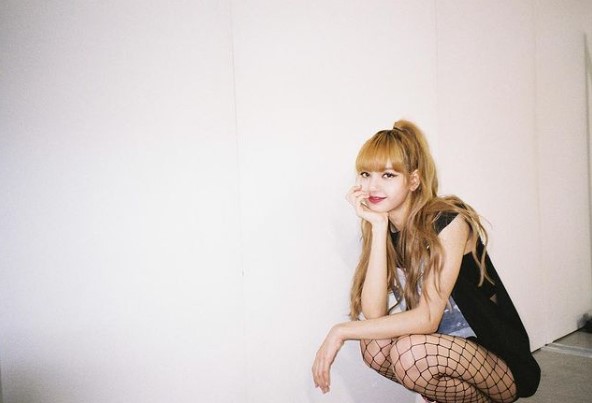 Cách tạo dáng chụp hình ngồi dễ thương với Lisa