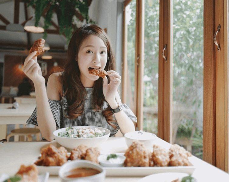 Tự nhiên thả dáng chụp ảnh toát lên cá tính riêng