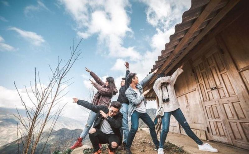 Hãy tạo dáng thật cool khi chụp với bạn bè