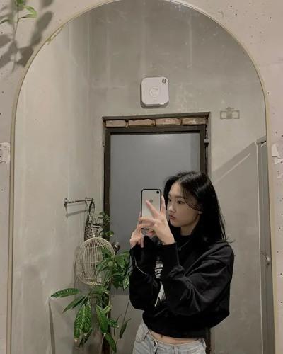 Chụp trước gương nhìn đẹp hơn chụp trực diện ở ngoài