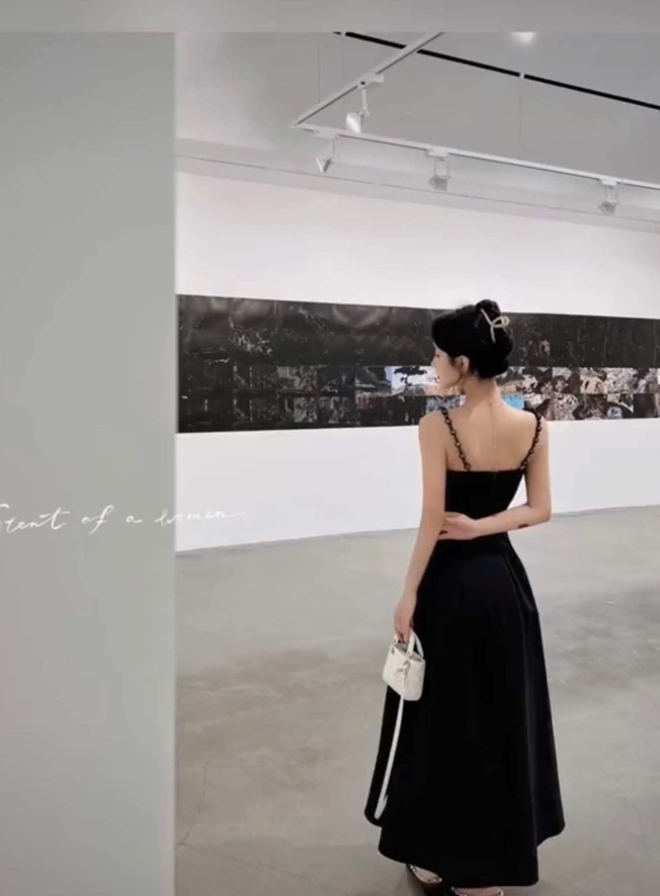 Cách tạo dáng này áp dụng được ở nhiều nơi và nhiều góc chụp trong triển lãm (Nguồn: Douyin)