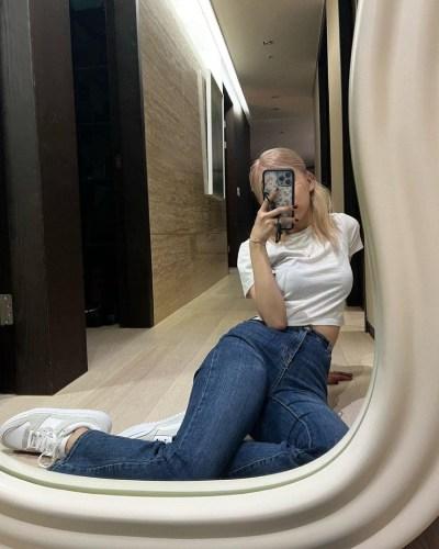 Khoe dáng nuột trước gương