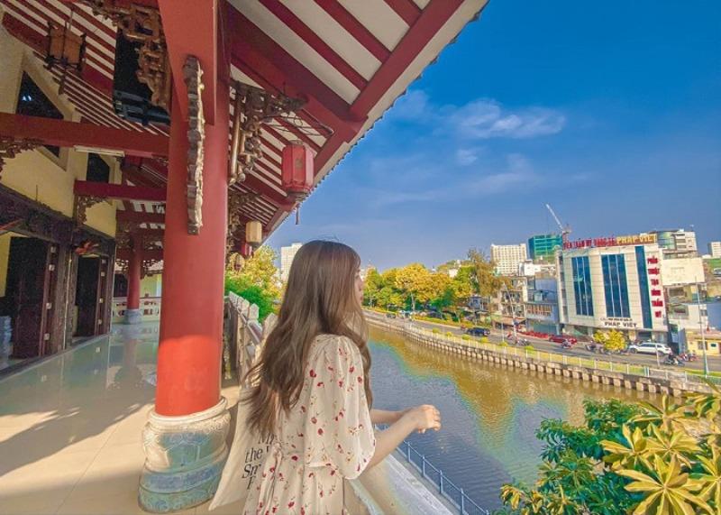 Chùa Pháp Hoa nằm ép mình bên kênh Nhiêu Lộc