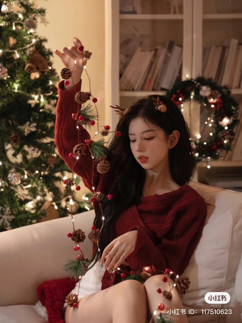 Ưu tiên lựa chọn đồ màu đỏ giúp bạn nổi bật trong mùa giáng sinh