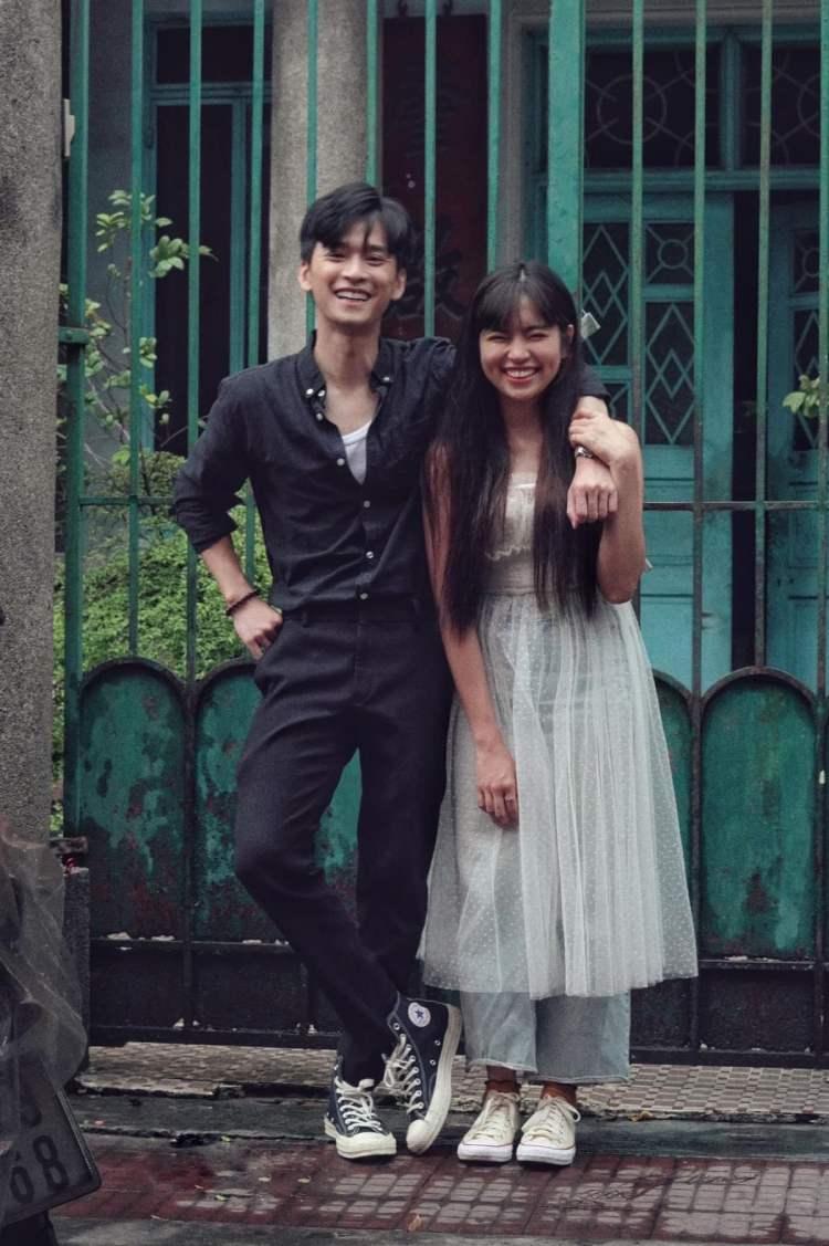 Hoặc tạo dáng bạn nam khoác tay lên vai bạn nữ đầy ngọt ngào, tình tứ (Nguồn: FB Đỗ Khánh Vân)