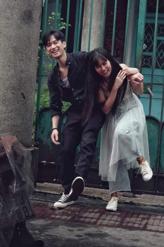Tạo dáng cùng hướng trực tiếp về phía ống cùng nụ cười tươi nhẹ nhàng (Nguồn: FB Đỗ Khánh Vân)