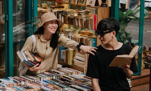 Đường sách - Một chỗ chụp hình “thân thiện” cho nhiều phong cách