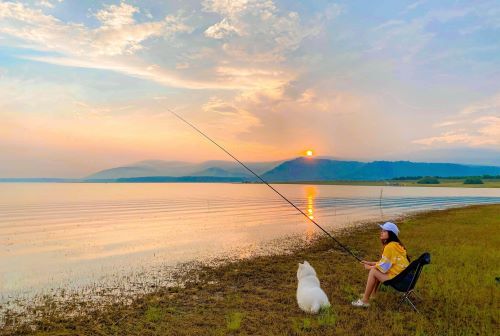 Bờ hồ Dầu Tiếng về chiều