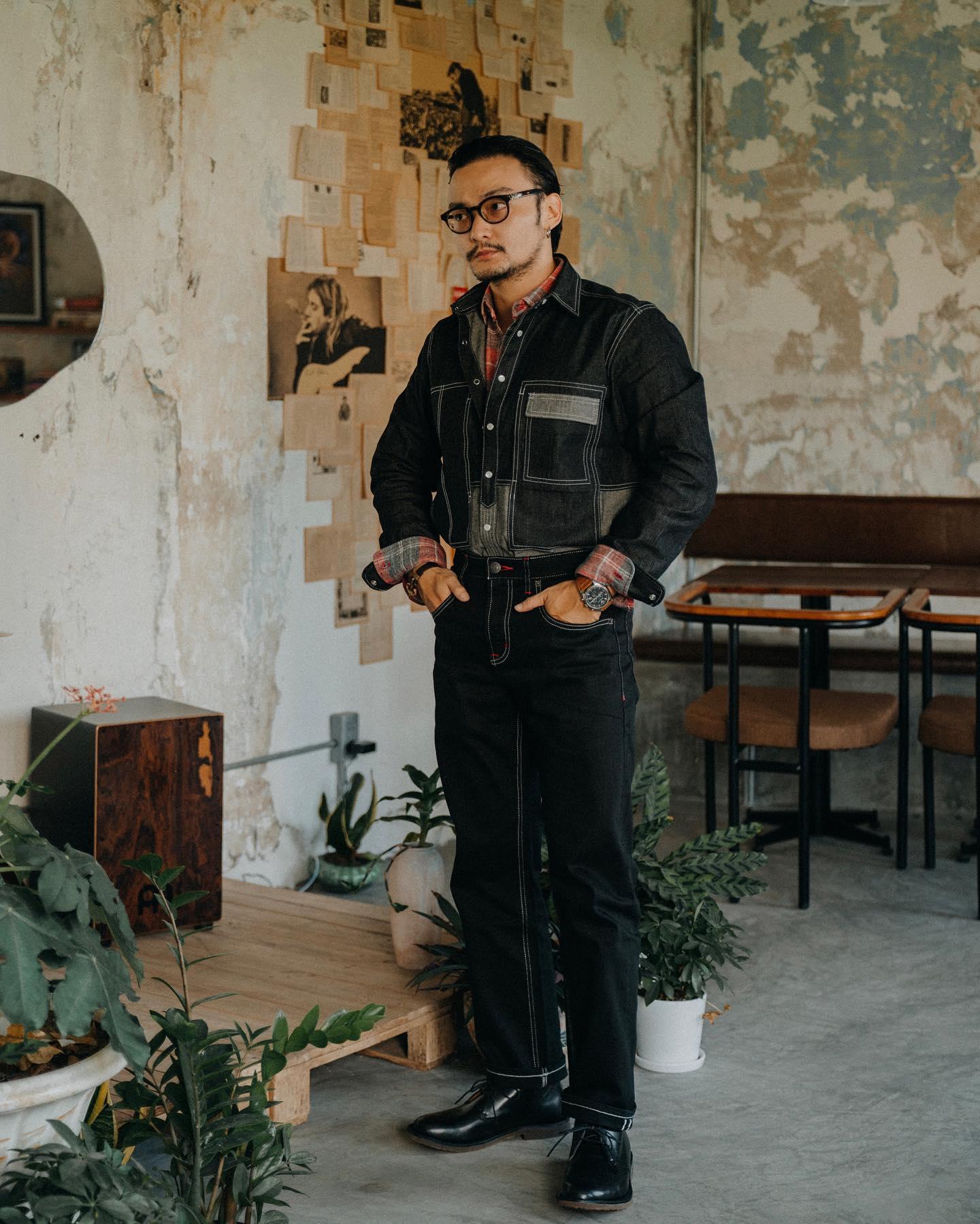 Một chiếc denim jacket được biến tấu với flannel bên trong
