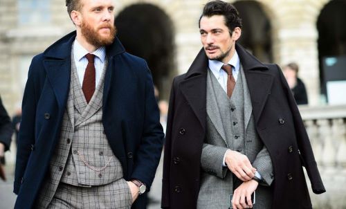 Một outfit 5 lớp layer: áo trong, sơ mi, gile, áo vest và măng tô