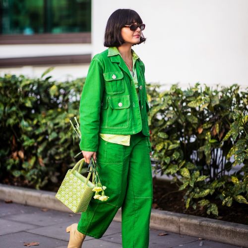 Một tone màu nổi bật cùng layer thích hợp sẽ làm nổi bật outfit của bạn