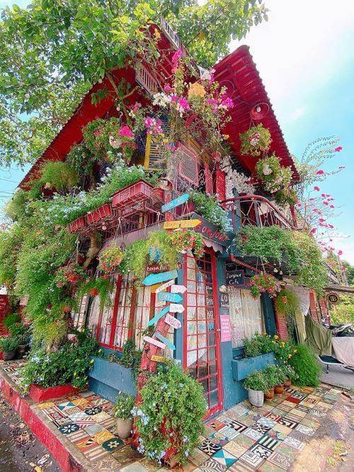 Một chút rực rỡ khi nhìn từ bên ngoài Bonjour Cafe The Art