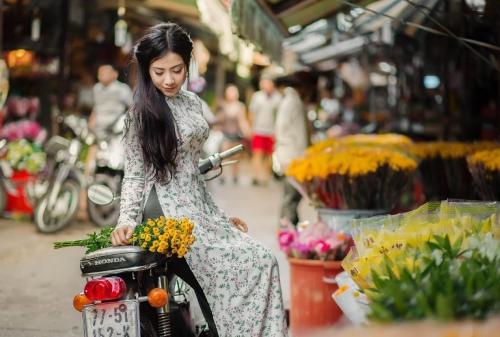 Muôn hoa đua sắc tại chợ Hồ Thị Kỷ