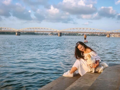 Ngắm nhìn sông Hương và cầu Tràng Tiền thơ mộng