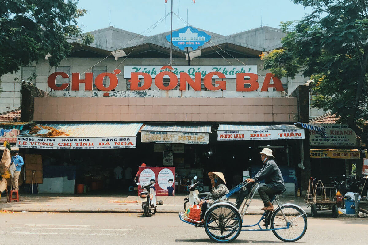 Hóa thân thành cô gái Huế tại chợ Đông Ba