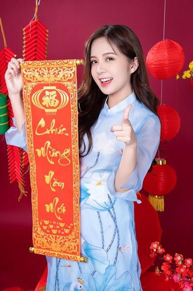 Tạo dáng tinh nghịch bên những câu đố ngày tết