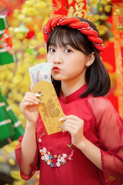 Tinh nghịch khoe phong bao lì xì