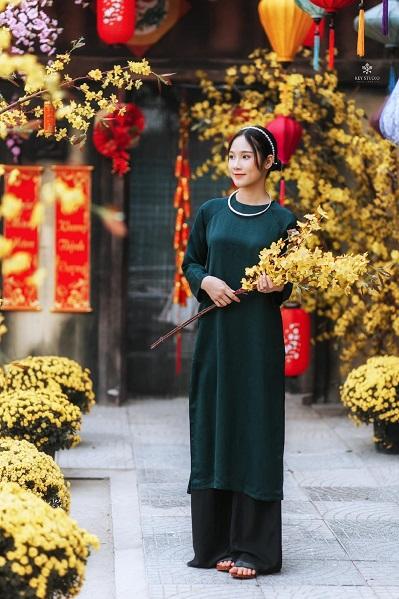 Tạo dáng chụp hình tết cùng với mai đào