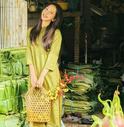 Hơi nghiêng đầu mỉm cười nhẹ nhàng tự nhiên