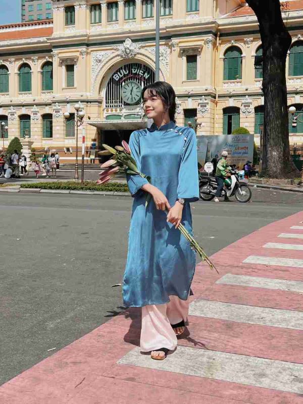 Tà áo dài cùng Bưu điện Thành Phố