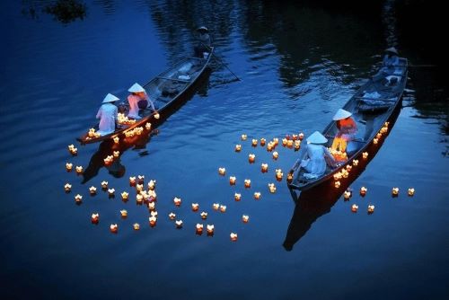 Thả đèn trên sông Hoài