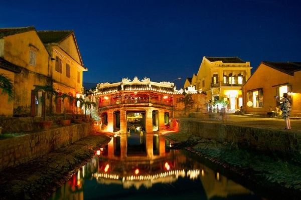 Vẻ đẹp yên bình về đêm của chùa Cầu