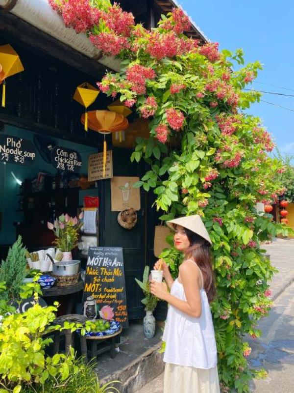 Kết hợp cùng nón lá