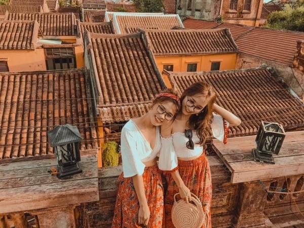 Nhìn thẳng camera với nụ cười tươi