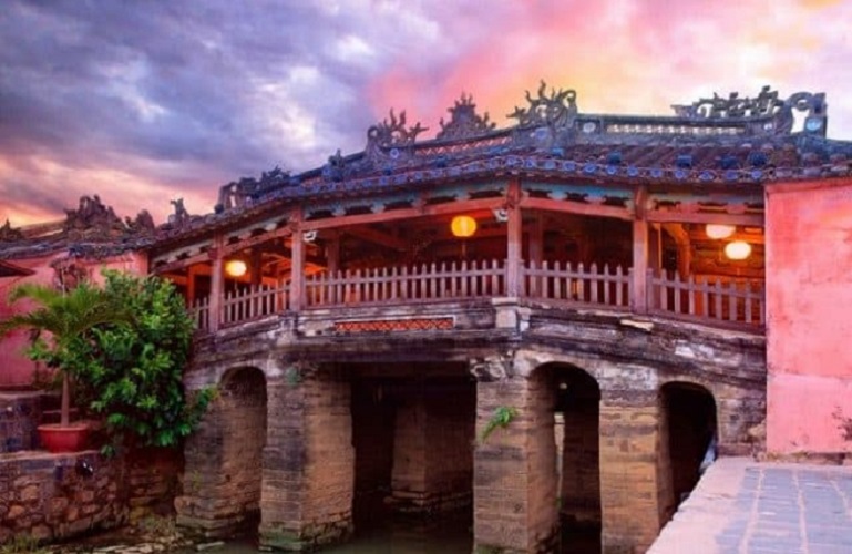 Chùa Cầu lúc chiều tà