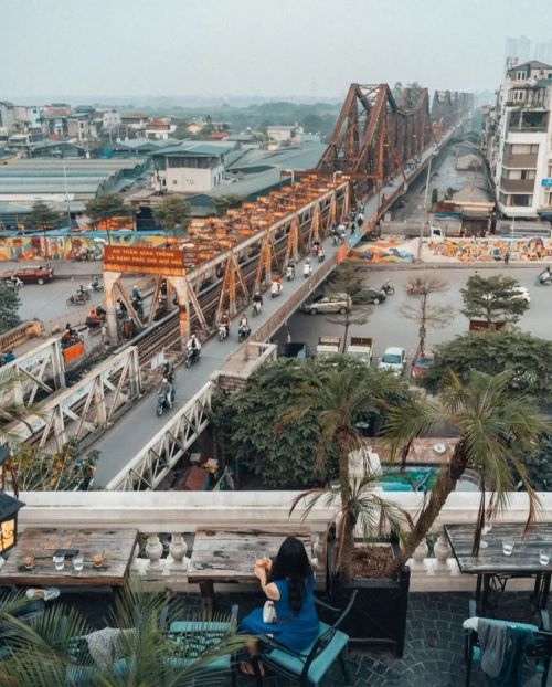 Cầu Long Biên nhìn từ xa