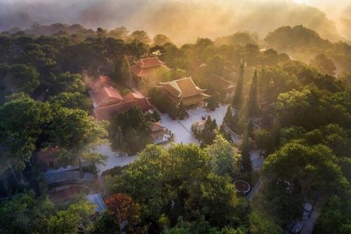Khung cảnh thiền viện Trúc Lâm núi Phụng Hoàng nhìn từ trên cao