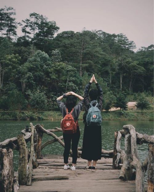 Bờ hồ tại làng Cù Lần